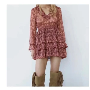 Zara klänning - Säljer en jätte fin sommar klänning från zara. Helt oanvänd och är i bra skick. Skriv för fler frågor och bilder.❤️❤️❤️