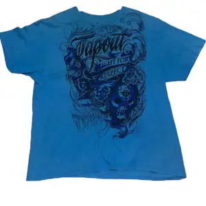 Tapout T-shirt storlek XXL. Litet hål längst ner på tröjan (bild 3) [Längd 70cm] [Bredd 59cm] Skriv vid frågor/Intresse!