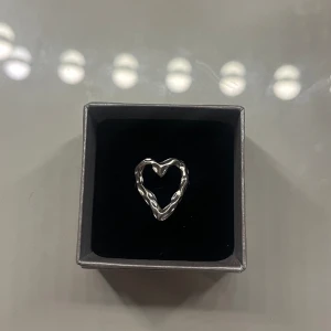 Ring  - Fin justerbar ring med ett hjärta💕 säljer pgd av att den inte kommer till användning längre 