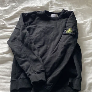 Svart stone island tröja - Hej söljer nu min svarta stone island tröja. Den är storlek small och passar på mig som är 167 den skulle passa upp till 175. Den är köpt här på plick. Skick 9/10