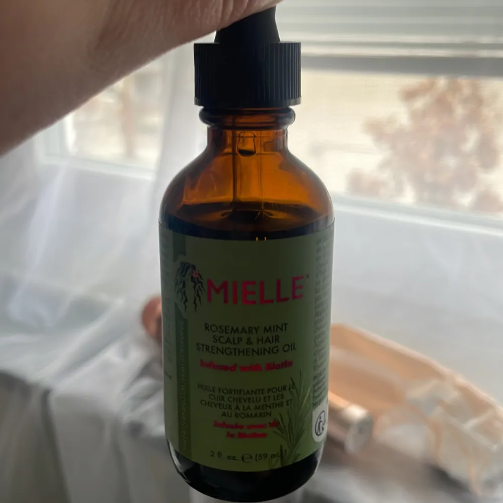 Säljer Mielle rosemary oil som ska hjälpa håret att växa. Var använd endast 2-3 gånger. Cirka 50 ml kvar.. Övrigt.