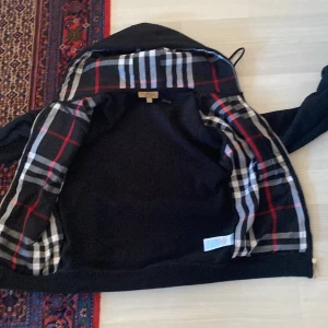 Burberry hoodie - Jag säljer min burberry hoodie pga att den är för liten. Skick 10/10 den har inga defekter. Jag har bara användt den 6 gånger. Kontakta om de är nåt.