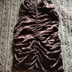 Brun miniklänning  - Säljer denna fina bruna klänningen. Den är endast prövad, prislapp finns kvar. Nypris 199kr