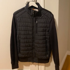 Parajumper cardigan - Hej, säljer nu min parajumper cardigan i helt perfekt skick. Den har inga skador bara lite sol blekning på armarna. Ny pris är 4000. Skriv om du har mer frågor eller funderingar!