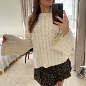 Kabeldtickad tröja - Vit kabelstickad tröja från Gina Tricot. Stl S. Jättebra skick!😙