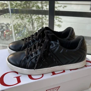 Guess skor med nitar - Jätte fina skor med nitar från guess i storlek 39, säljer för att dem är för stora🙏🏼 använda några få gånger men är i fint skick, helt slutsålda