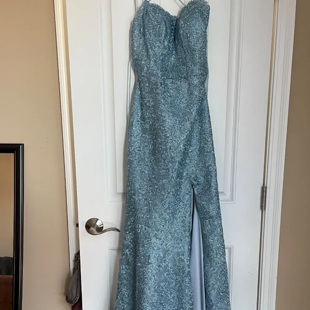 Balklänning i bra skick, använd 2 gånger!  klänningen: slit spets blå/skyblue öppen rygg (korsat där bak) släp (med krok för att hänga upp) inbyggd bh (B-D kupa) size 0-2 motsvarar en xs-s passar någon som är 165-175  köpt för $698 (7500kr)💕 . Klänningar.