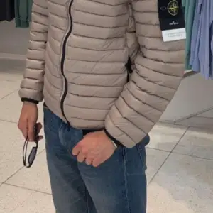 Riktigt snygg stone jacka, köptes i höst när NK Stone Island limiterade plagg var,  kvitto finns! Knappt använd, cond 9/10 Säljer för endast 3500, tar inte emot skambud Sitter som en smäck  Snygg till vårsäsong ☀️