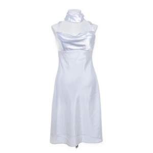 Denna jätte fina vita klänning som jag köpte från Sellpy (för studenten) var tyvärr lite för stor. Passar perfekt till sommaren eller studenten💕