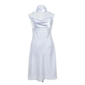 Vit klänning  - Denna jätte fina vita klänning som jag köpte från Sellpy (för studenten) var tyvärr lite för stor. Passar perfekt till sommaren eller studenten💕