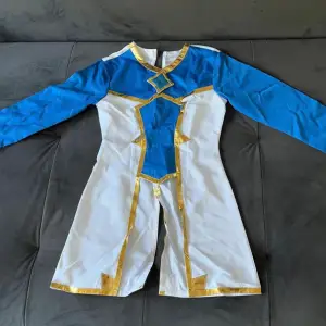 Star Guardian Ezreal cosplay League of Legends  Comes with:  Shirt, Pants, hoodie, gloves, cape ,!!!NO WIG!!!! Is in good condition, only been tried on once, Size Asian M Bought for 1000kr