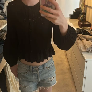 Svart blus  - Fin svart blus från Zara i storlek xs💕orginalpris 400kr och den är borttagen från hemsidan. Passar mig som är 1,70 ungefär, men det funkar också om man är kortare. Knappt använd 