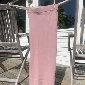 Kjol - Tajt långkjol som passar perfekt till sommaren!