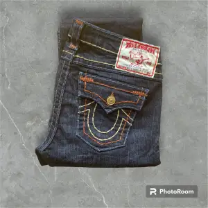 BILLY SUPER T lowwaist lätt utsvängda true religion jeans 👍👍👍😻😻 mått: midja 38cm, innerbenslängd 80cm