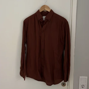 Linneskjorta These Glory Days - säljer denna fina linneskjorta ifrån These glory days i storlek S, jätte bra skick utan någon skada alls! Passar perfekt nu till sommaren när det är varmt! Säljer den för endast 199 kr! Kom PM vid fler frågor eller bilder på skjortan