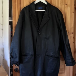 Skinnjacka - Snyggt oversizead skinnjacka i boxig fit. Herrjacka, uppskattar stl L-XL. Har någon typ av färgstänk på ena armen, annars fint skick!  Personen på bilden är 176 cm  Mått Armlängd: 63 cm Armhåla till armhåla: 53 cm Axel till axel: 49 cm Längd: 81 cm  