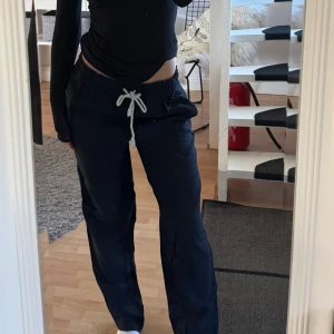 Linnebyxor - Blåa linnebyxor i bra skick! Skriv om ni har några frågor❣️ Pris kan diskuteras vid snabb affär! (Jag är 162cm) 