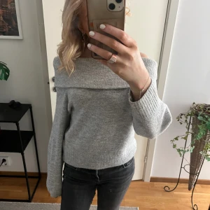 off-shoulder stickad tröja - skit snygg stickad off-shoulder tröja! jätte bekväm och är i super bra skick 💕