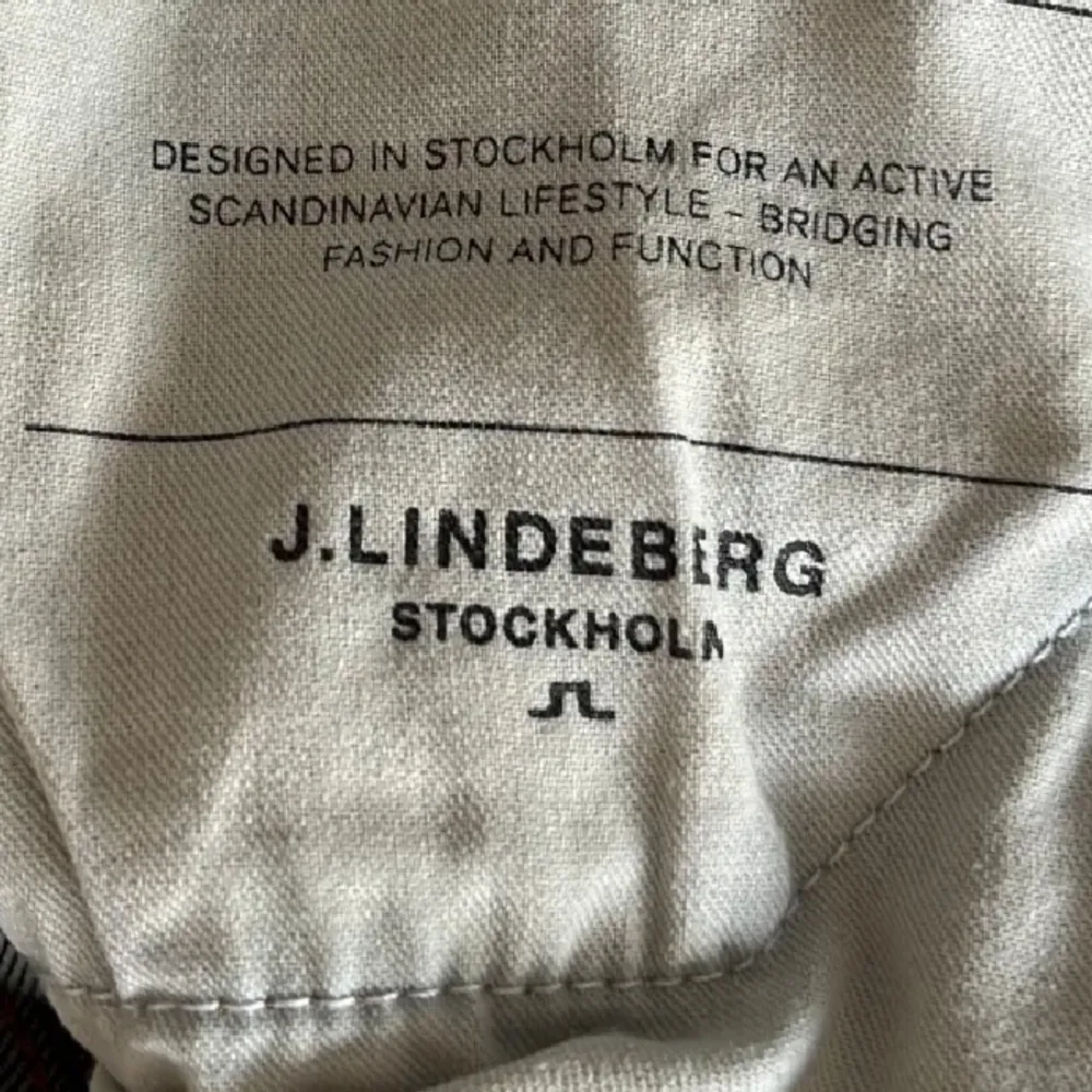 Oanvända J.Lindberg byxor Nypris runt 1300kr  Mitt pris 350kr Kan gå ner i pris vid snabb affär  30/32 Skriv gärna vid fler frågor! . Jeans & Byxor.