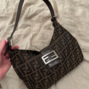 Fendi väska - Säljer nu min fina Fendi väska, vintage 🤎 den är i fint skick! Inte mycket skavanker.