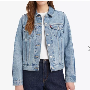 Jeansjacka från Levi’s - Säljer denna snygga jeansjacka i storlek xs, då den är för liten och inte kommer till användning💖 Använd fåtal gånger och inga synliga tecken på användning. Nypris 1469,00 kr