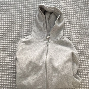 Går tröja  - Hej jag har en tröja som är för liten för mig fick som present men den var för liten har aldrig använt den 