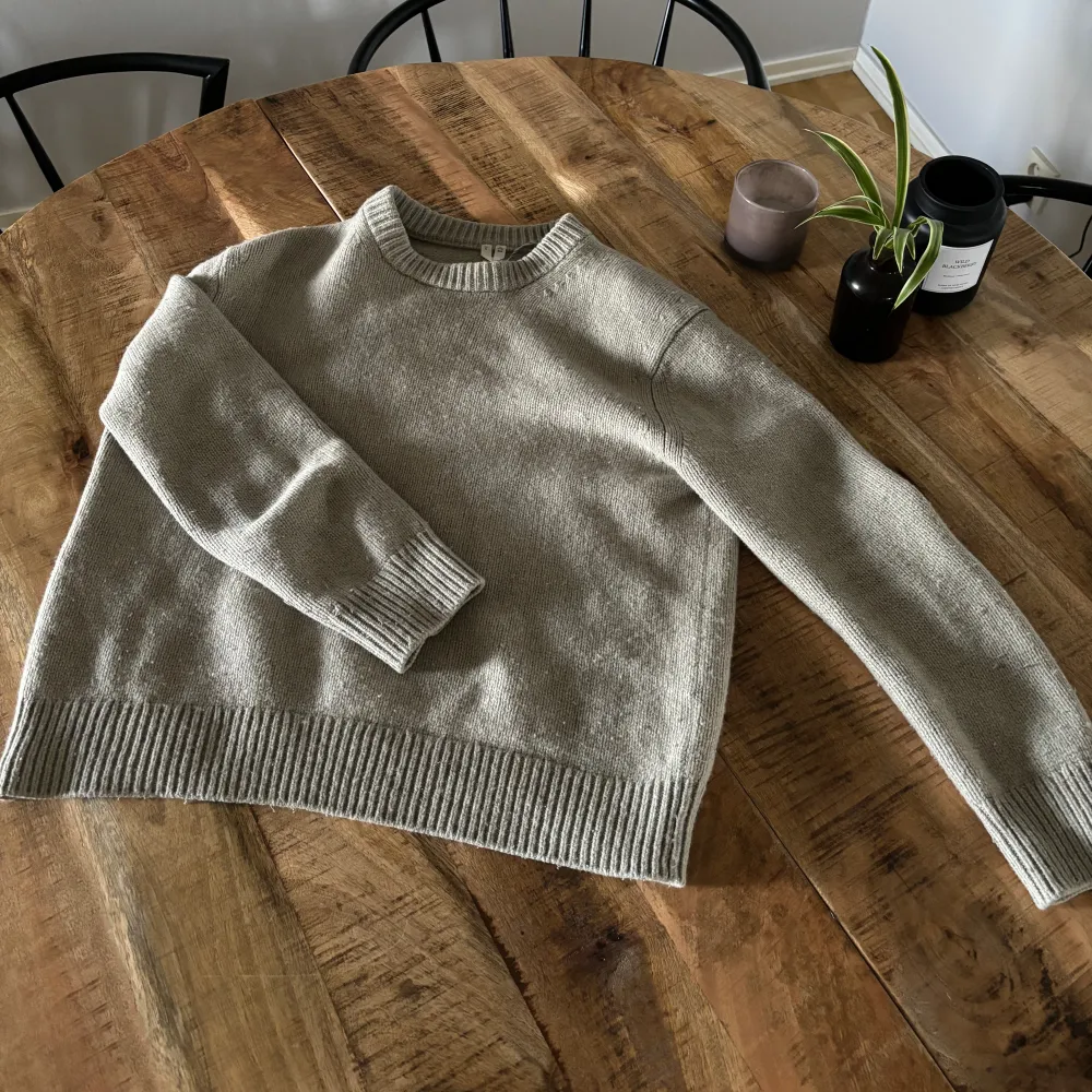 Säljer en stickad tröjan från arket för att den har blivit för liten, riktigt snygg, skön o stilren och passar till allt nypris ligger runt 1100kr. Hoodies.