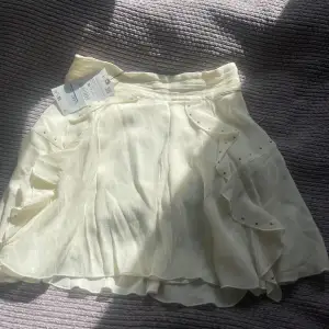 Säljer denna superfina kjol från zara som är köpt förra året! Jag har inte använt den och lappen sitter kvar💕 säljer pga av att den inte passar mig så bra! Nypris: 399 Kan diskutera pris!