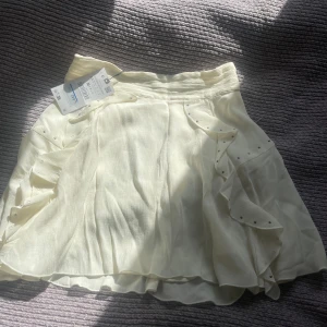 Volang kjol - Säljer denna superfina kjol från zara som är köpt förra året! Jag har inte använt den och lappen sitter kvar💕 säljer pga av att den inte passar mig så bra! Nypris: 399 Kan diskutera pris!