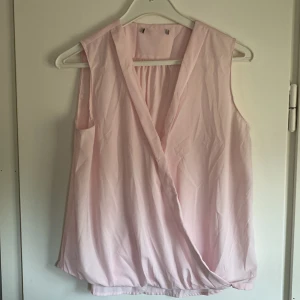 Blus utan ärm - Jättefin rosa blus utan ärm. Stl L