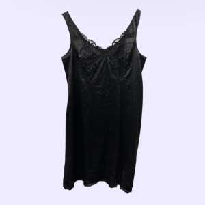 svart nattlinne  - jättefint svart nattlinne med spetsdetaljer köpt på beyond retro! perfekt som sommarklänning🖤🫶🏼