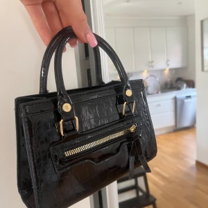 snygg väska!! - säljer denna helt nya snygga väska som är perfekt för alla tillfällen, pris kan diskuteras! Ni ser storleken mot glasögonen på bild 2. Band medföljer!