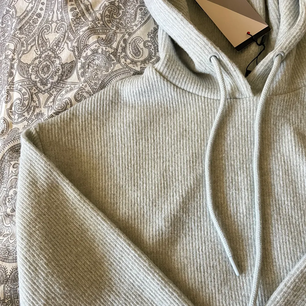 Jättefin ljusgrå stickad hoodie, aldrig använd och prislappen sitter kvar 🤍 (sista bilden är lånad för att visa ungefär hur passformen är). Stickat.
