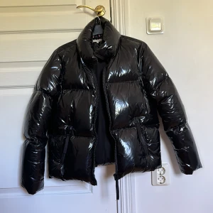 Blank dunjacka - Blank dunjacka från Tommy Hilfiger. Storlek small och i färgen svart. Superfint skick! Pris kan diskuteras!