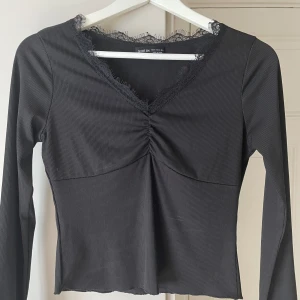 Svart tröja  - Super söt svart tröja men spets krage i storlek M men passar även S, köpt från SHEIN, använd fåtal gånger men inga skråmor. Hör av dig vid frågor!☺️