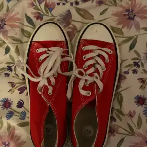 Säljer nu mina röda Converse liknande skor då jag endast använt de 2 gånger som tyder på att de nog inte behövs hemma hos mig! Hör av dig vid frågor💕