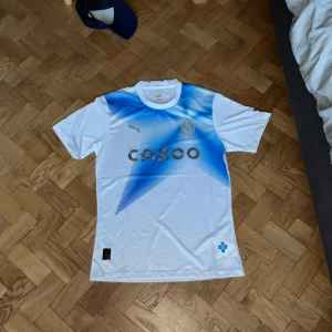 Marseille fotbollströja  - 10/10 aldrig använt otroligt skön och perfekt för sommarn 