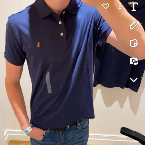 Ralph lauren pike  - Säljer nu min blåa Ralph lauren pike, tyvärr för liten för mig. Tröjan är i iprincip nyskick. Stl M. Nypris 1200 säljer snabbt för 399