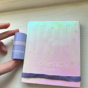 Florence glow kit - Två Florence produkter, en ögonskugga palett och en highlight stick i lite rosa nyans. Ögonskuggan har knappast används och highlightern har använts ungefär två gånger. Båda ger ett jätte fint glow. Original pris för båda: 618kr 💕