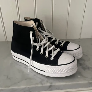Converse platåskor - Säljer mina converse platåskor. Har bara används ett fåtal gånger så nästan som nya! Priset kan diskuteras.