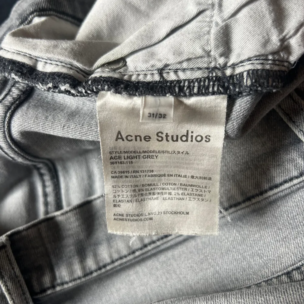 Snygga acne jeans med en väldigt snygg grå färg!. Jeans & Byxor.