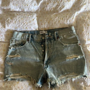 Jeansshorts  - Säljer mina jeansshorts ifrån Zara.
