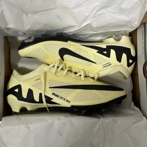 Nike fotbollskor - Storlek 44 Helt oanvända Nike mercurial skor med färgen Lemonade och FG dobbar, köpta ifrån unisport, oanvända pågrund utav fel storlek. Pris kan diskuteras ifall snabbt köp.☺️ Skorna har jag fått ifrån min klubb men fel storlek så säljer.👍🏽