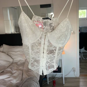 super fin spetstopp  - så fin spets topp perfekt för sommarn💖 storlek s men skulel säga att det mer är xs