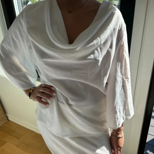 Blus  - GUDINNA BLUS asså detta är den sjukaste och mest snygga blusen jag någonsin ägt men den får inte tillräckligt mycket kärlek som den blrde få så den förtjänar ett nytt hem! 