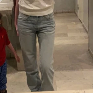 Pin midraka jeans från weekday  - Har använts en del, men inga tecken på att de är slitna. Jag säljer då de inte passar längre. Midjan är medellåg.  