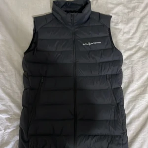 Sail racing  - Sail racing väst som är i väldigt bra skick, nypris 1700, djur och rökfritt hem.