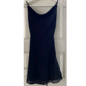 Klänning - Chiffong klänning från H&M i strl XXS/32. Går till mitten på låren ungefär. Man knyter själv i ryggen för att reglerna hur bred det ska vara i midjan. Aldrig använd pga för liten så i nyskick. Skriv vid fler bilder/frågor. Pris kan diskuteras❤️