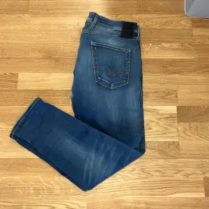 Säljer dessa as feta replay jeans! Modell anbass fint skick men ett litet hål vid skrevet! PM för mer info. Defekt 5 bilden
