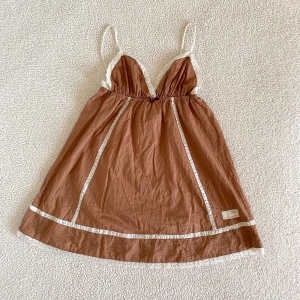 Odd Molly brun broderad klänning - Väldigt söt klänning från Odd Molly med broderade blommönster och spetskant. Använd en gång, utan anmärkningar men lite skrynklig på bilderna. 🌷 Storlek 1 (motsvarar S).